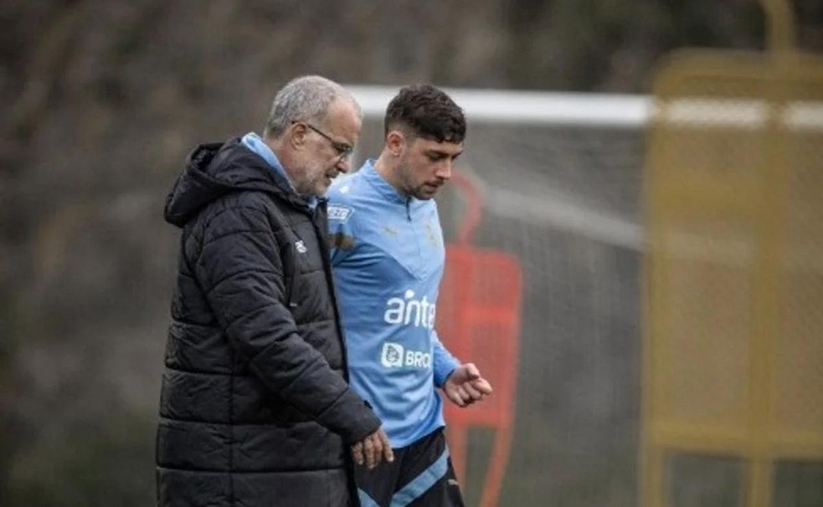 FOTO: Federico Valverde y Marcelo Bielsa. (Foto:Prensa AUF)