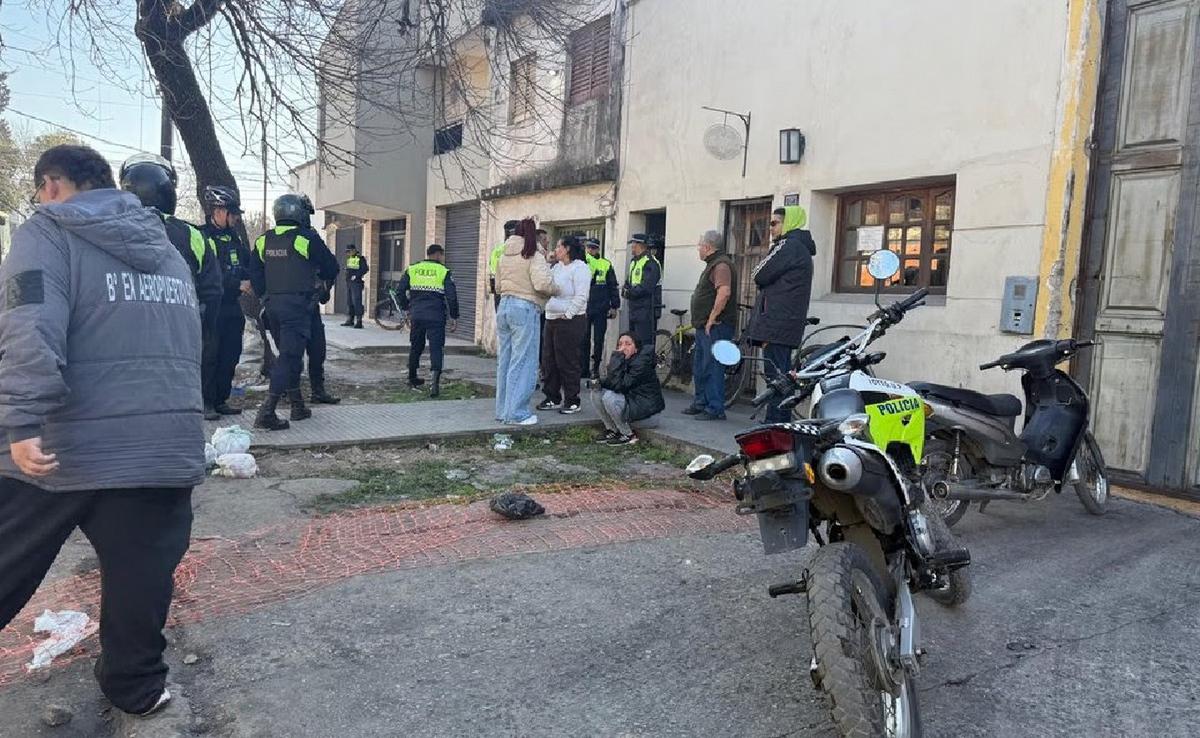 El hombre, de 38 años, y el niño fueron encontrados sin vida en una vivienda.