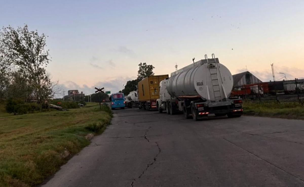 Muchos camiones en el acceso al Puerto de Rosario.