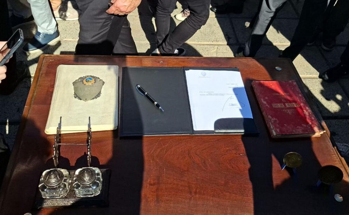 El escritorio en el que se firmó la promulgación de la ordenanza de la autonomía.