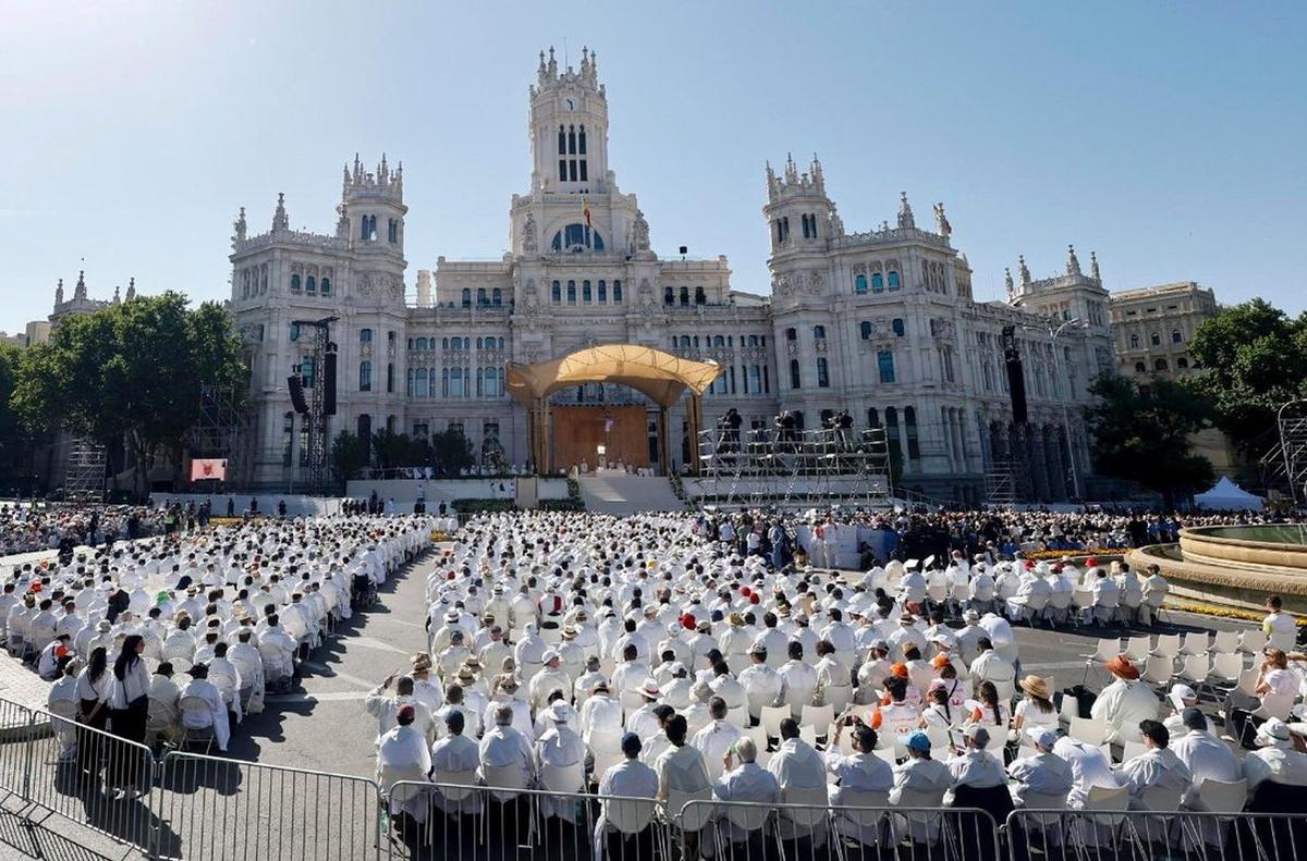 El Papa León XIV preside la Santa Misa en la Solemnidad del Corpus Christi en la Plaza de Cibeles de Madrid. Foto: Agencia NA/Vatican News)