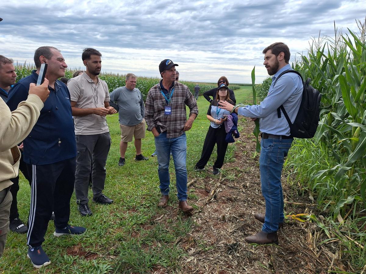 El agregado de valor comienza con sus técnicos en los campos de ensayos.