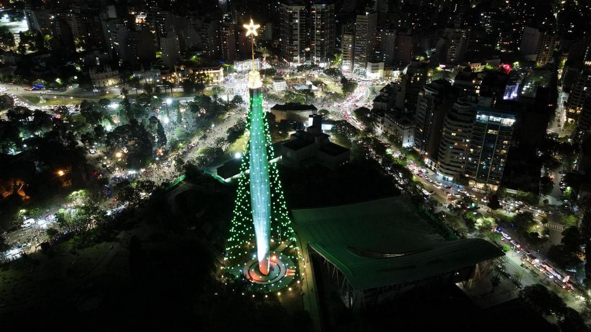Ya está encendido el árbol de Navidad en Córdoba. (Foto: Daniel Cáceres/Cadena 3)