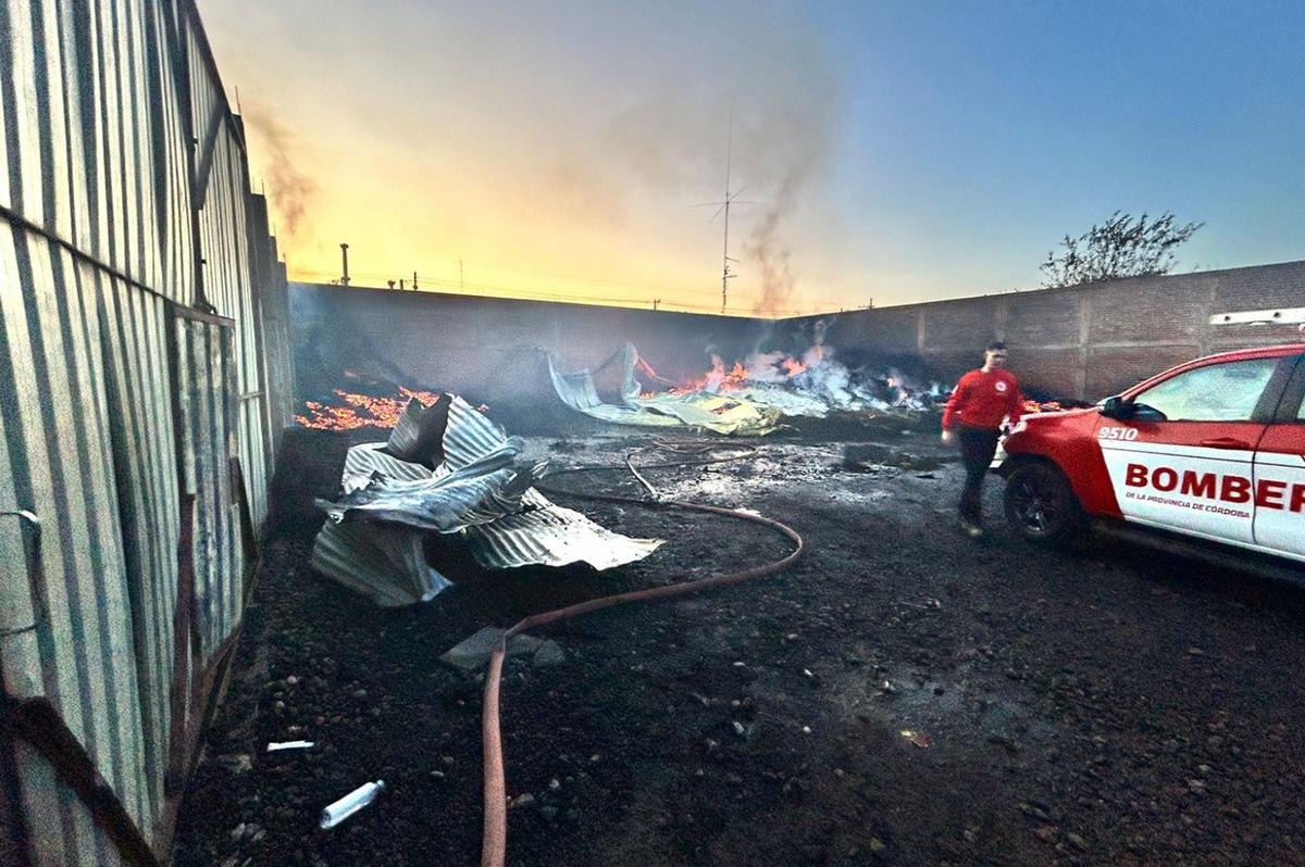 FOTO: Incendio en un galpón de acopio de tarimas de maderas en barrio San Jorge