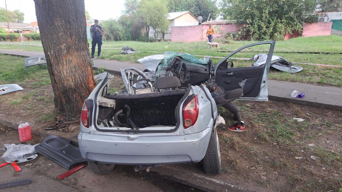 Así quedó el auto tras el choque. (Foto: Fernando Barrionuevo/Cadena 3)