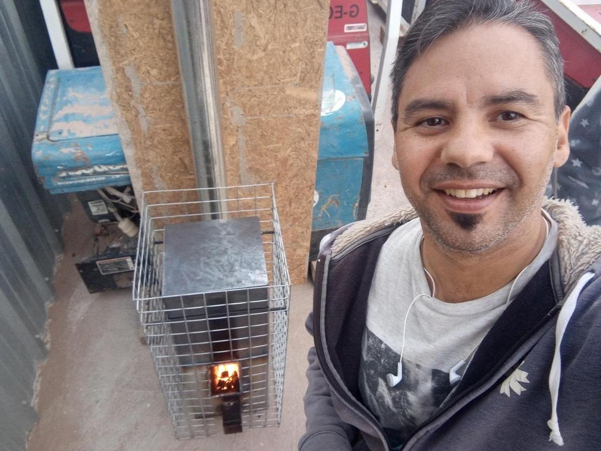 Pablo Durán creó una ecoestufa.