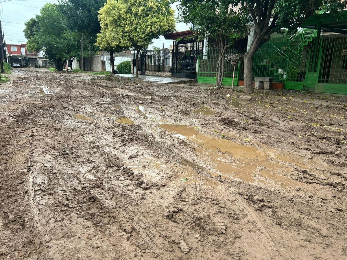 Anegamientos en las calles de Parque Liceo. (Foto: Lucía González/Cadena 3)