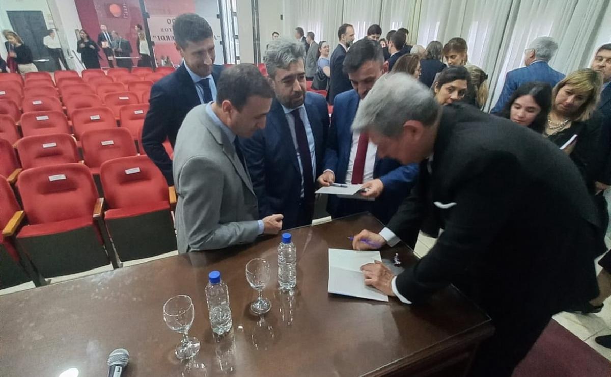 FOTO: Rosatti firma ejemplar de su novela al ministro Julián López. Al lado, Ignacio Segura