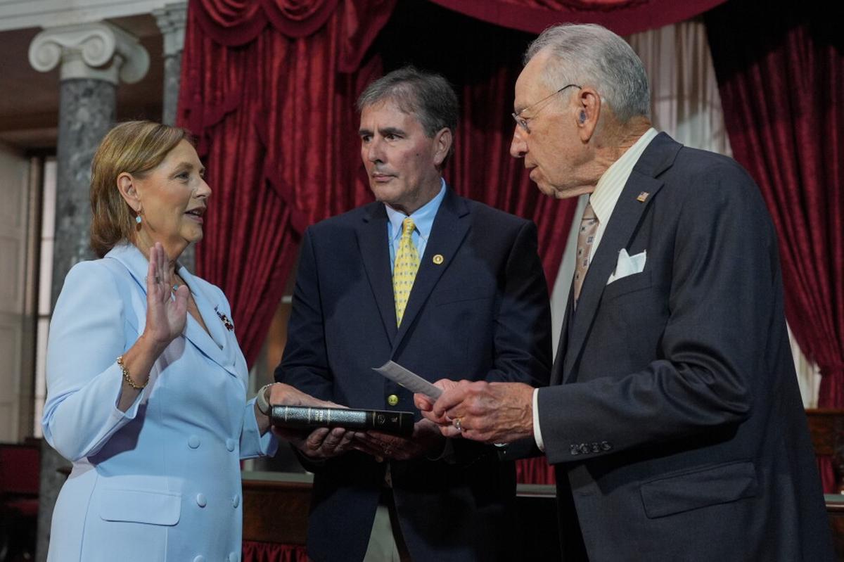 Darline Graham, hermana del fallecido senador Lindsey Graham, juramenta al Senado de EEUU