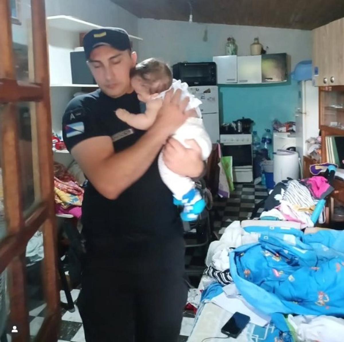 Misiones: la Policía rescató a un bebé que quedó solo en una vivienda