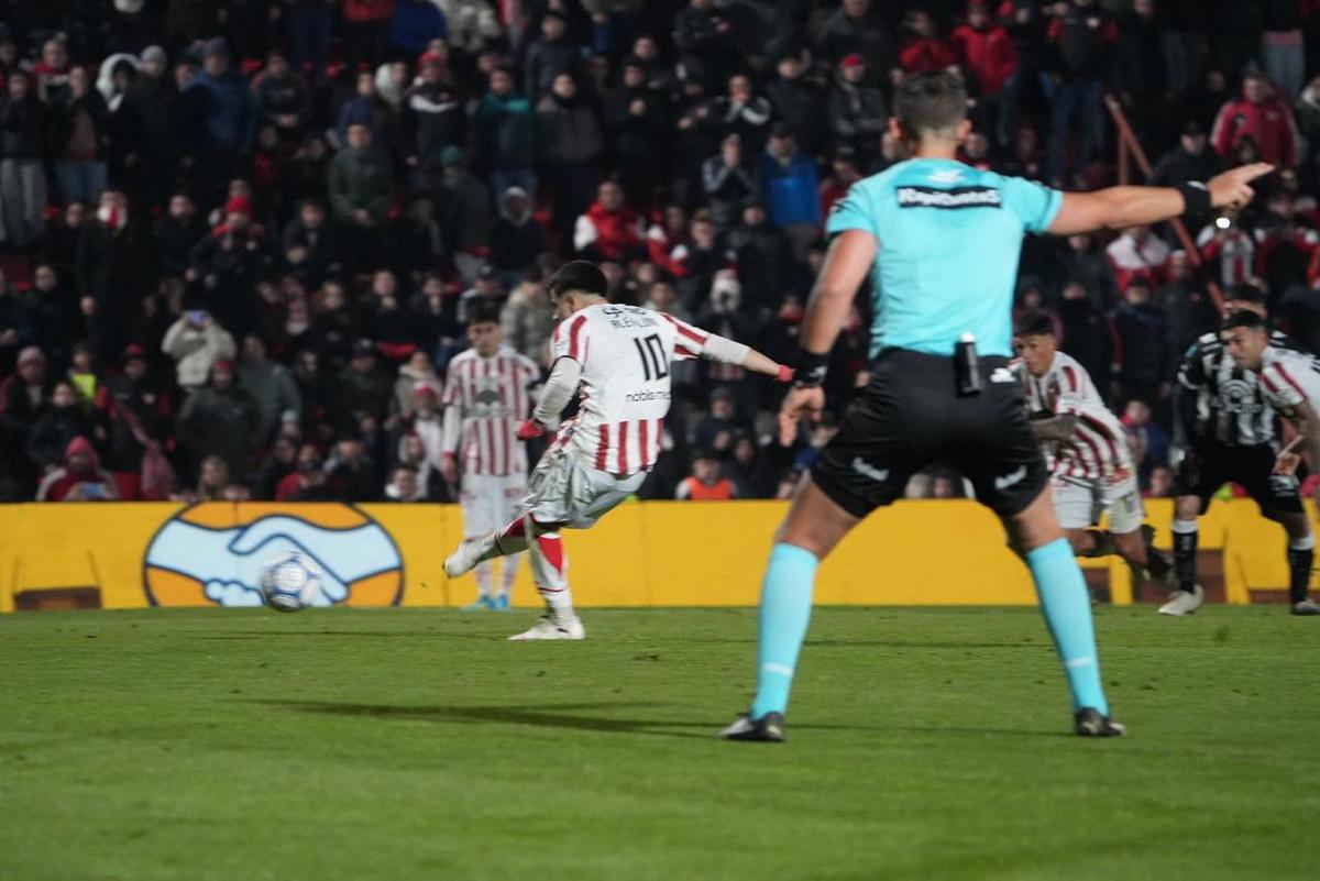 FOTO: Instituto se impuso ante Gimnasia de Mendoza con un gol de Luna. (Foto: Daniel Cáceres)