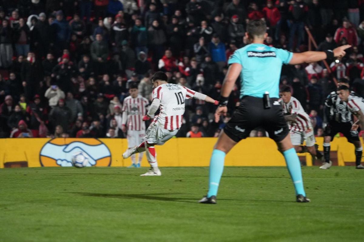 Instituto se impuso ante Gimnasia de Mendoza con un gol de Luna. (Foto: Daniel Cáceres)