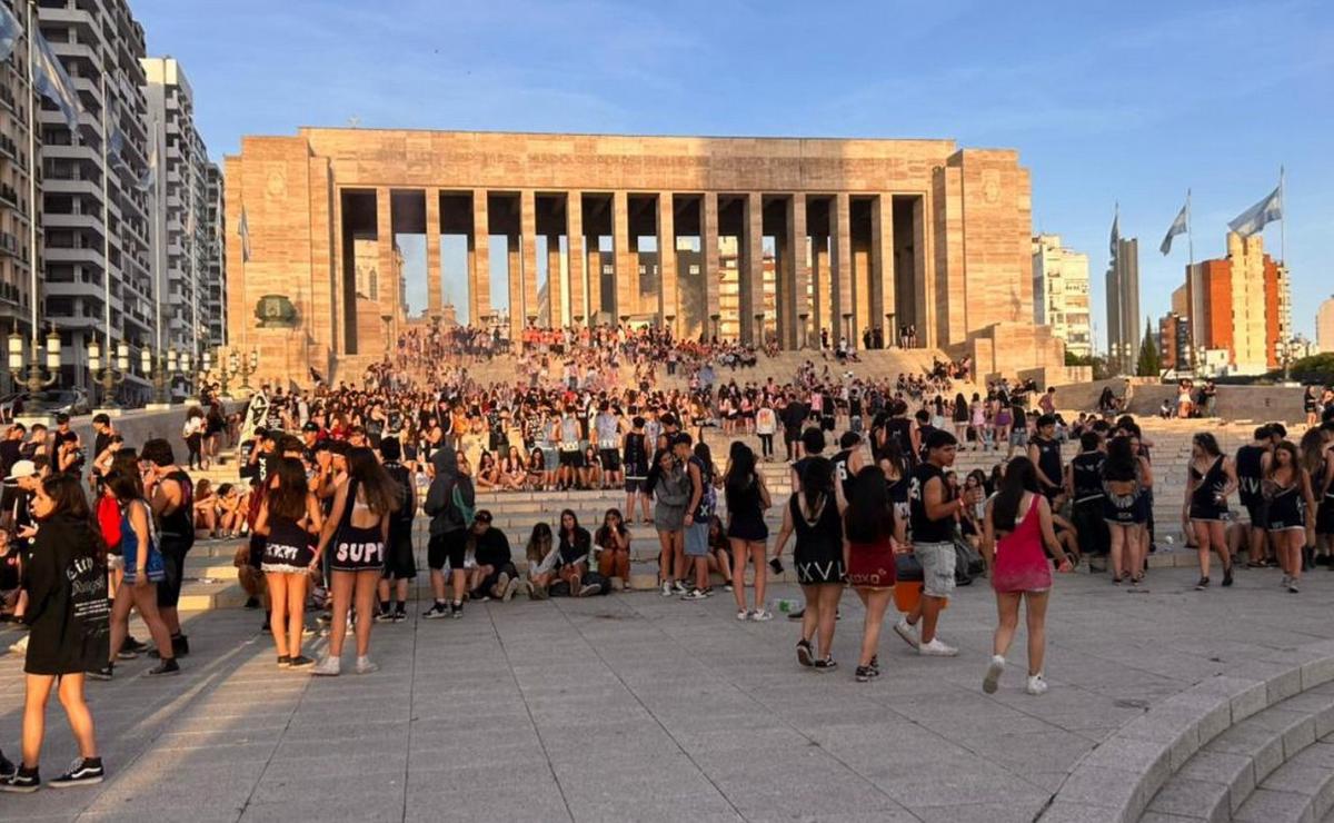Estudiantes celebran en el Monumento a la Bandera.