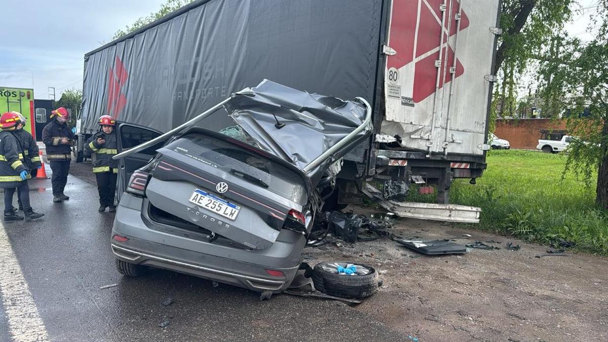 Tragedia en Brandsen: un muerto y un herido tras choque entre camioneta y camión