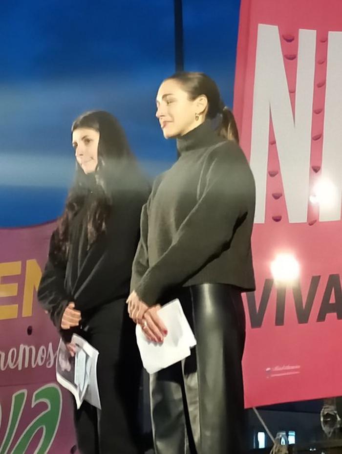 Cazzu y Thelma Fardín lideran la marcha por "Ni Una Menos" en el Congreso