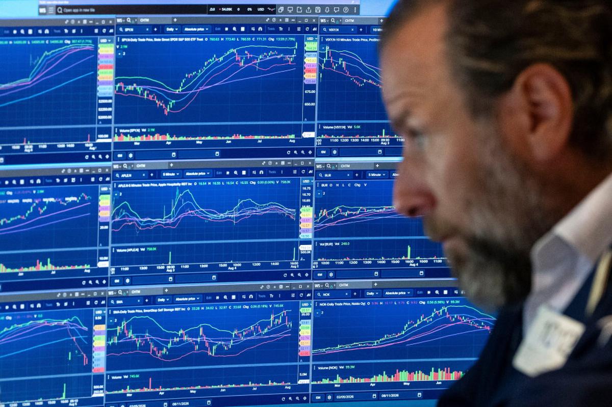 Suben acciones y bajan los rendimientos del Tesoro en EEUU tras la pérdida de 23,000 empleos
