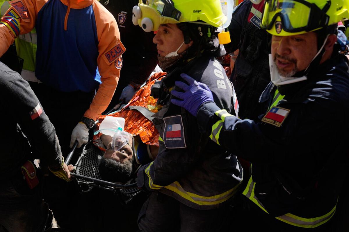 Equipos de rescate en Venezuela se aferran a la esperanza mientras EEUU rechaza críticas al gobierno