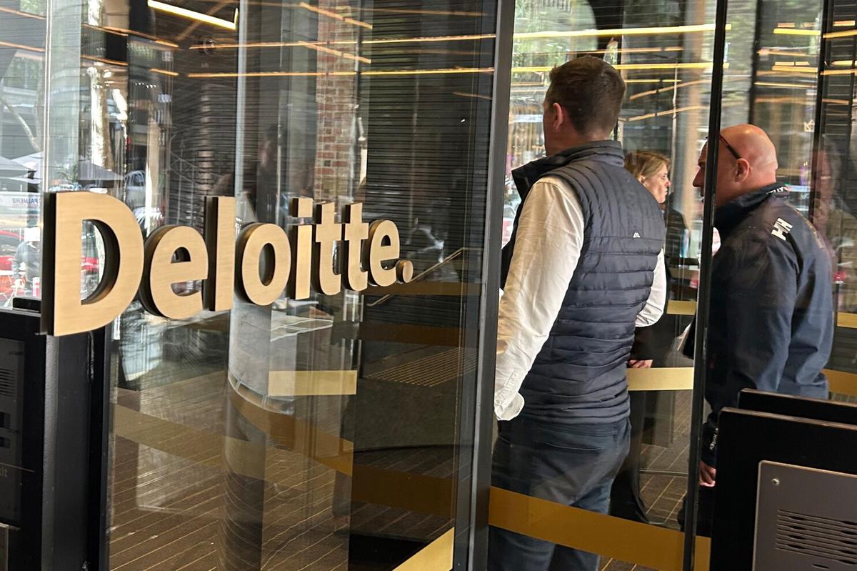 Deloitte reembolsará parcialmente al gobierno australiano por reporte con errores generados por IA