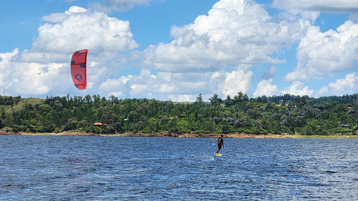 FOTO: Kitesurf en Potrero de Garay: pura adrenalina en un refugio natural en Córdoba