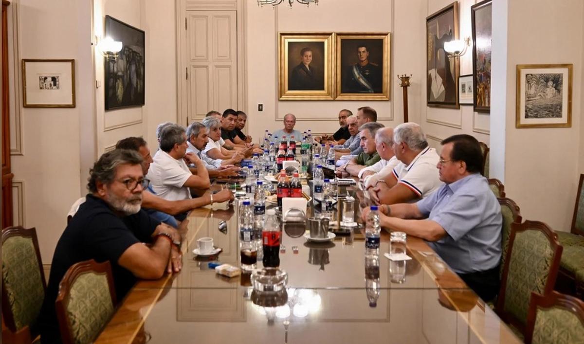 La mesa chica, con Andrés Rodríguez a la cabeza.