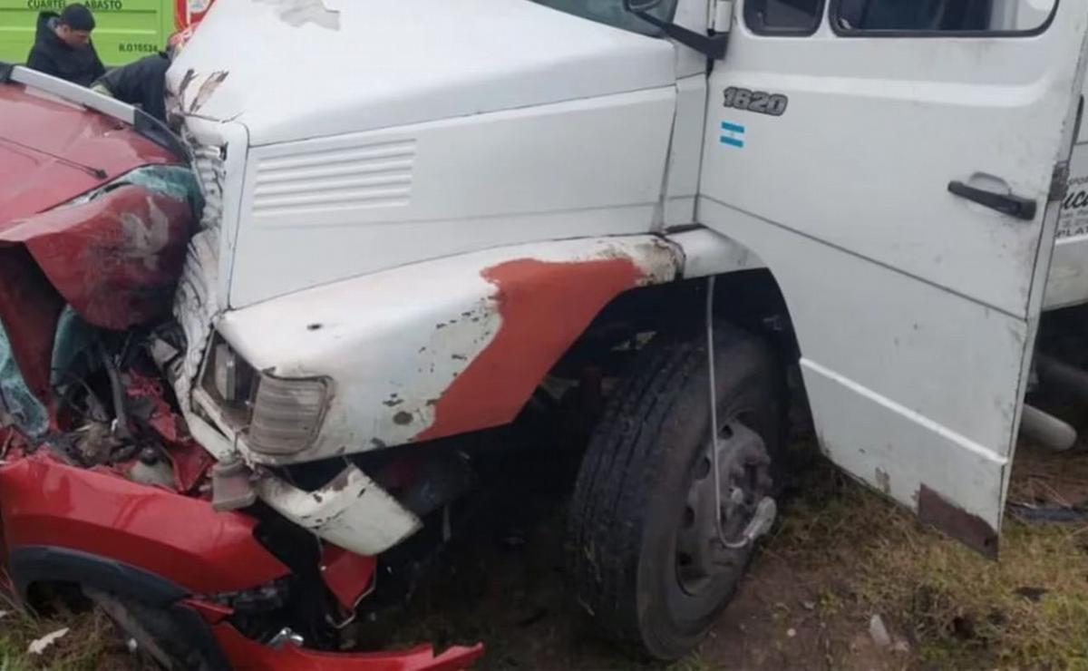 Murió una mujer tras choque frontal entre una camioneta y un camión en La Plata.