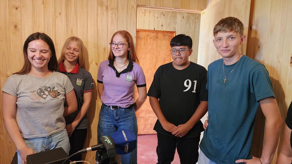 FOTO: Cadena 3 entregó la radio a la escuela Colegio Cristo Rey de Los Helechos, Misiones