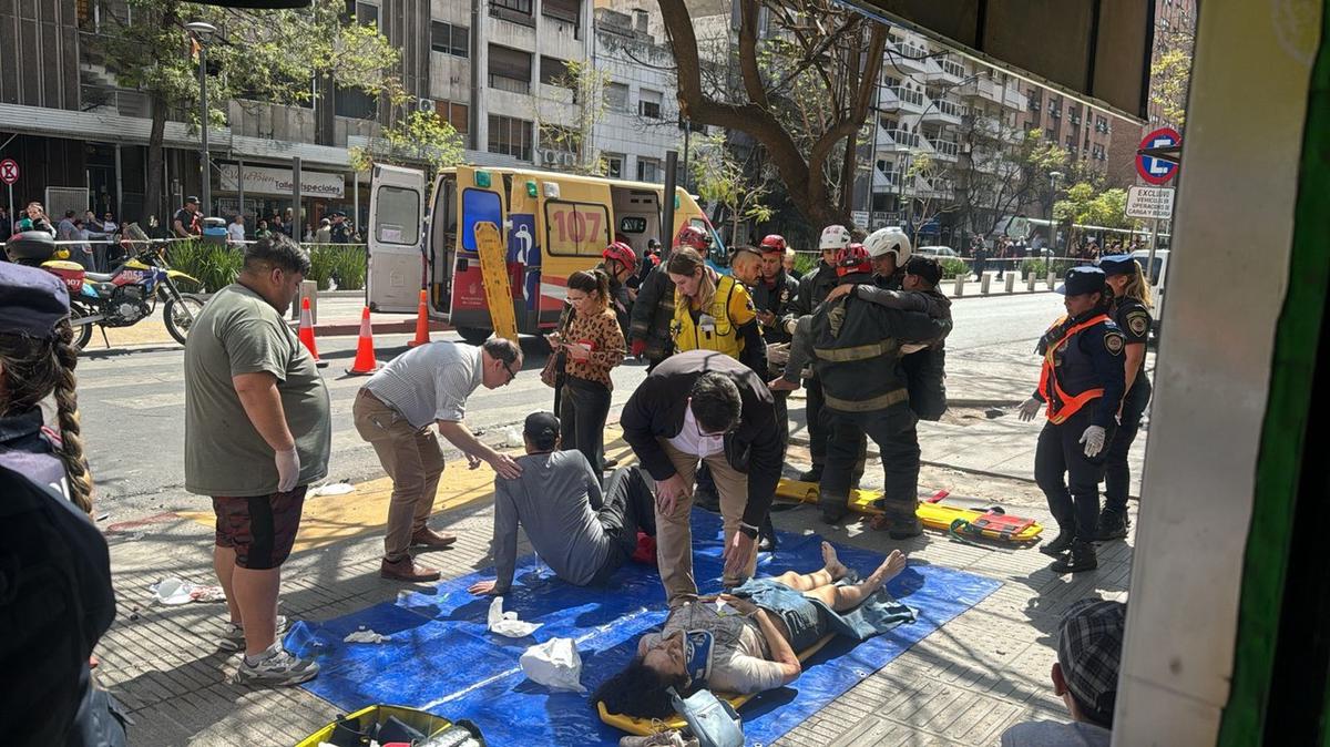 FOTO: Choque múltiple en avenida Chacabuco: varios heridos. (Celeste Benecchi/Cadena 3)