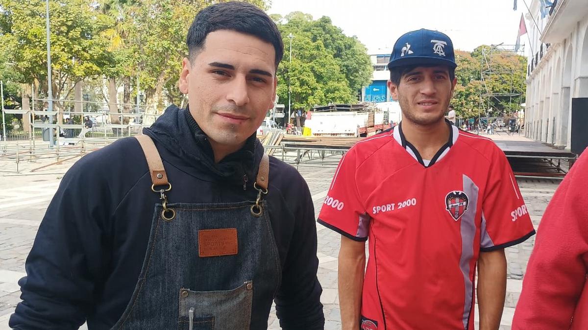 Los jóvenes barberos que hacen una acción solidaria.