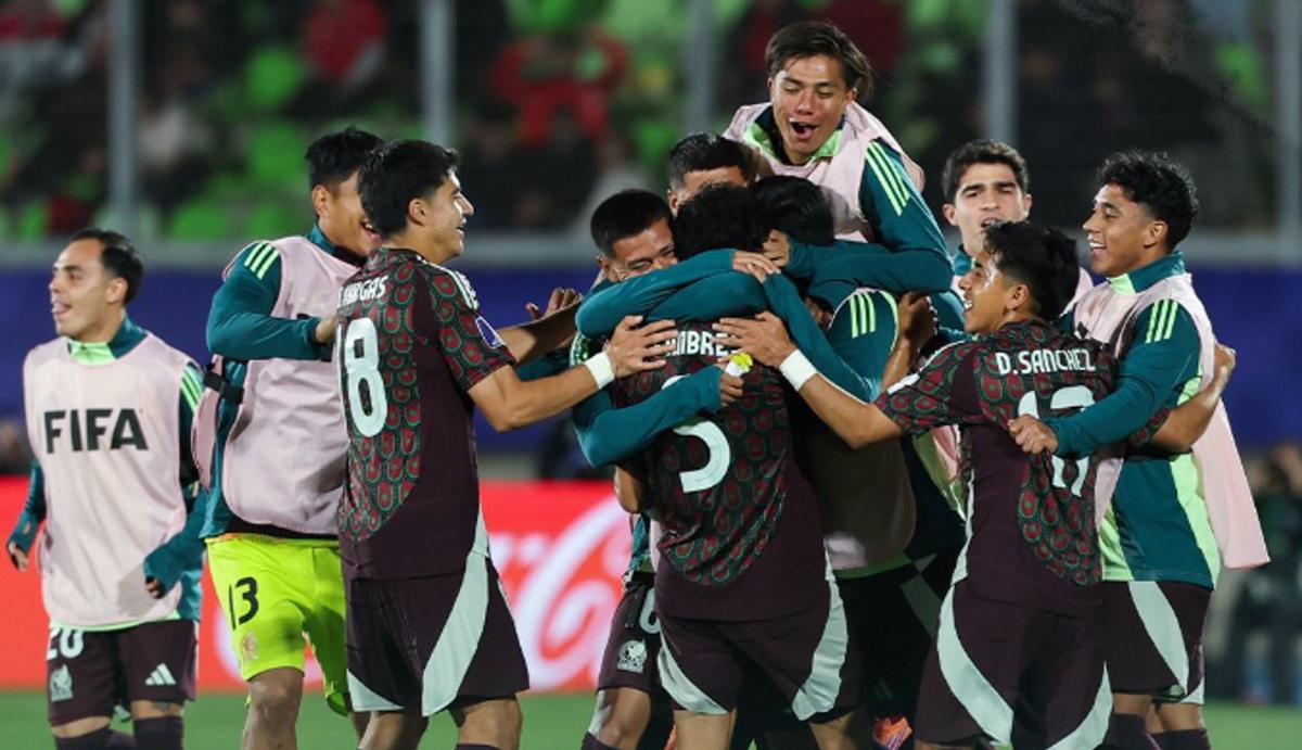 Jugadores mexicanos festejan el cuarto gol, que sentenció la clasificación ante Chile.