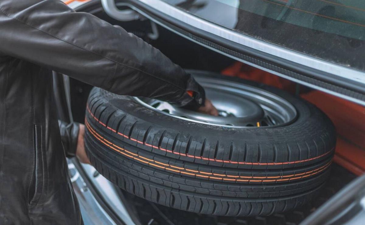 El funcionario es investigado por fingir el robo de neumáticos.