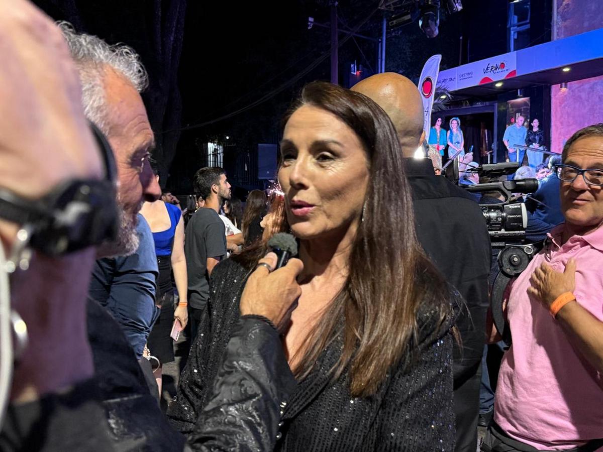 Los artistas de los distintos elencos, presentes en el boliche Khalama.