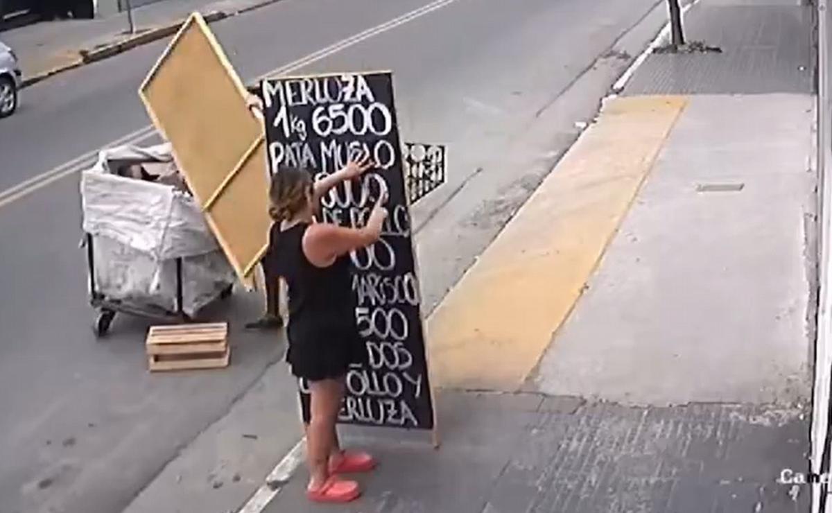 FOTO: Cartoneros le llevan los carteles a una pescadería (foto: captura de video)