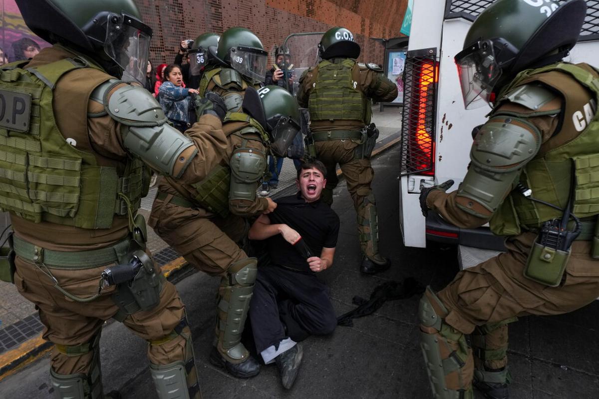 Protesta de estudiantes contra recortes de Kast termina con violentos choques en Santiago