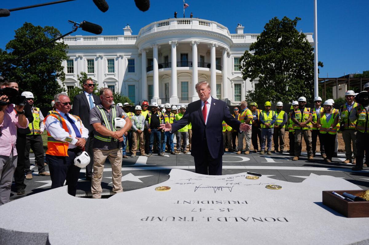 Trump hace de guía en la Casa Blanca para mostrar obras en el helipuerto y el salón de baile