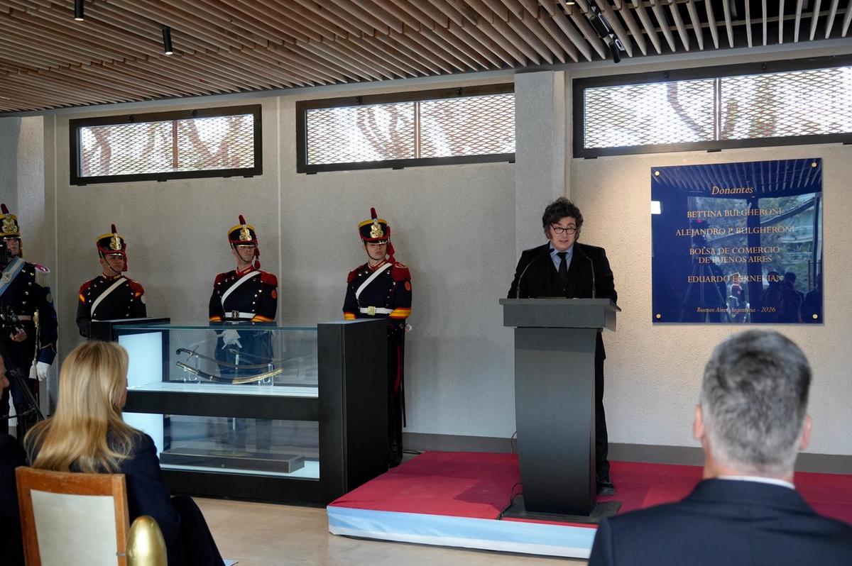 Milei inauguró el Museo del Regimiento de Granaderos a Caballos.