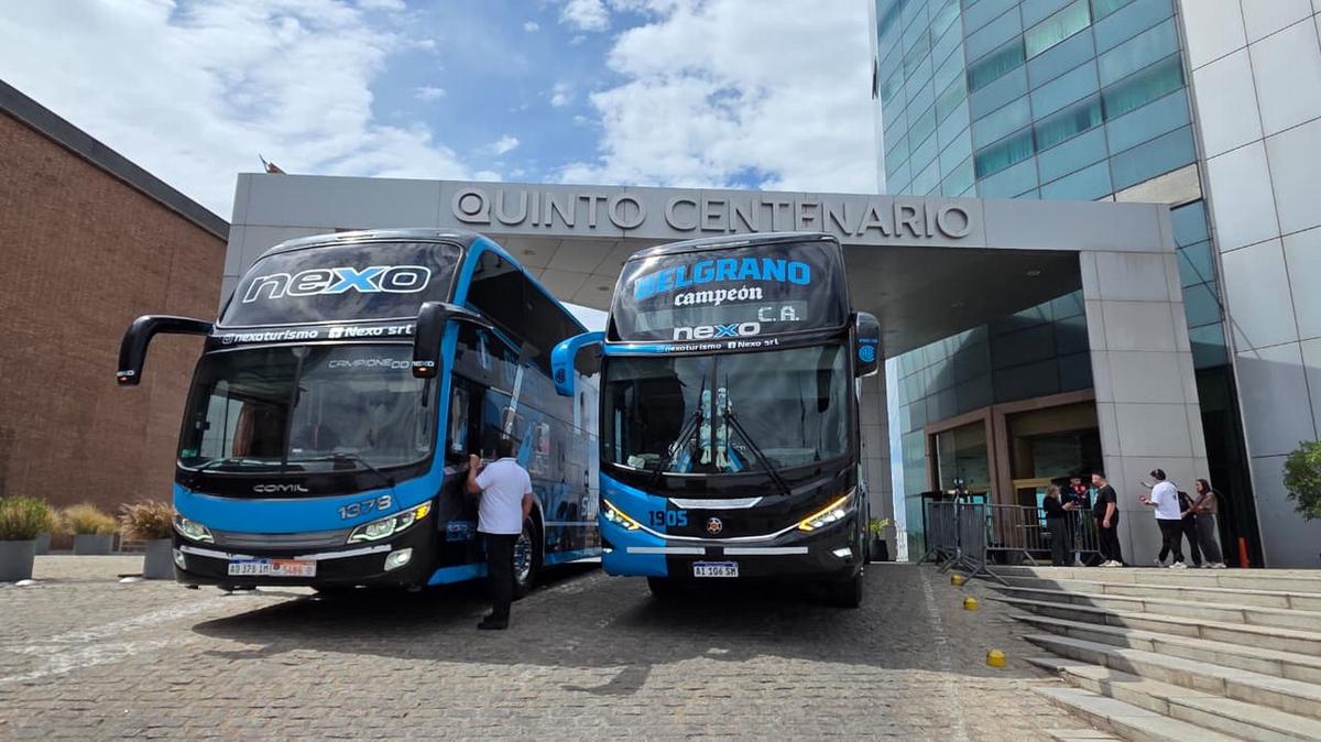 El micro de Belgrano, antes de salir rumbo al estadio.