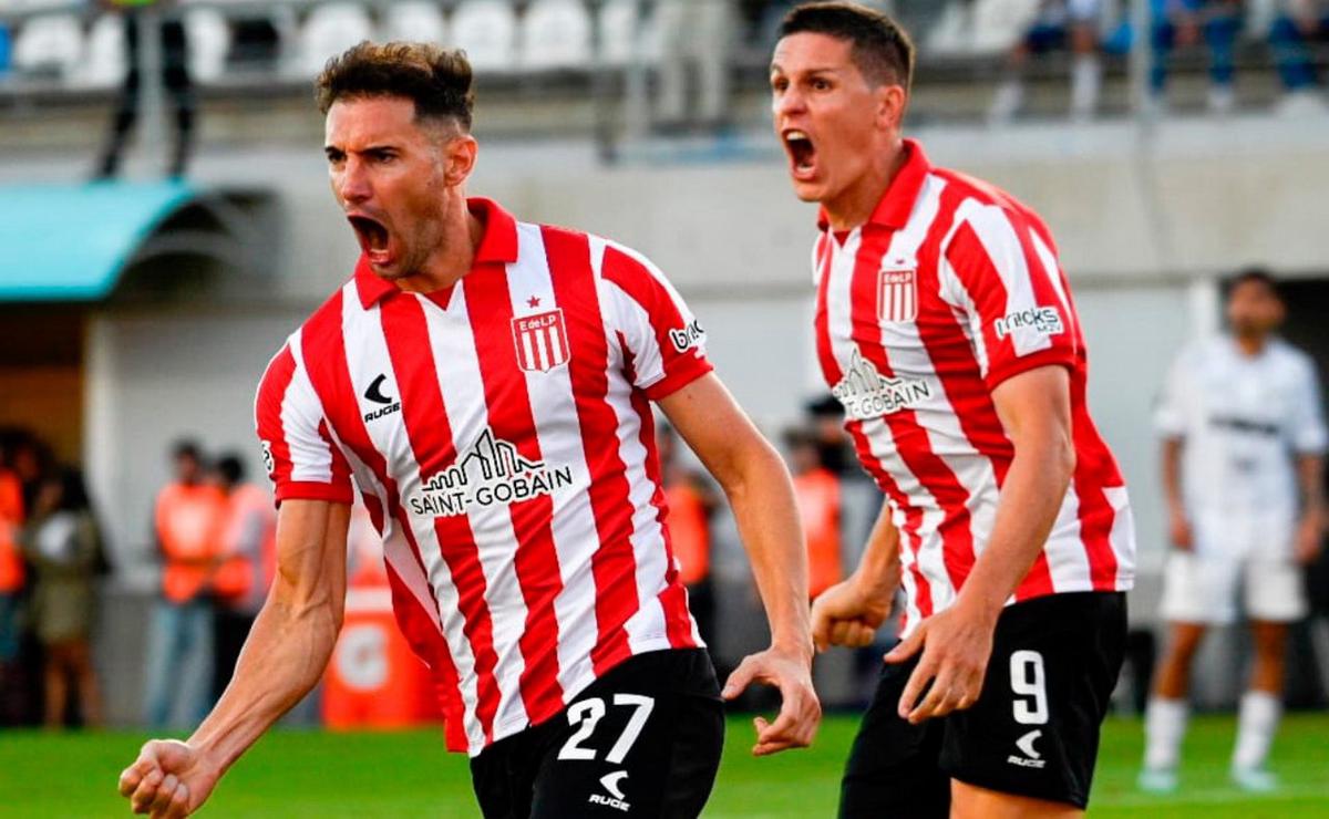 Lucas Alario festeja uno de sus dos goles ante Platense. (Foto: EDELP)