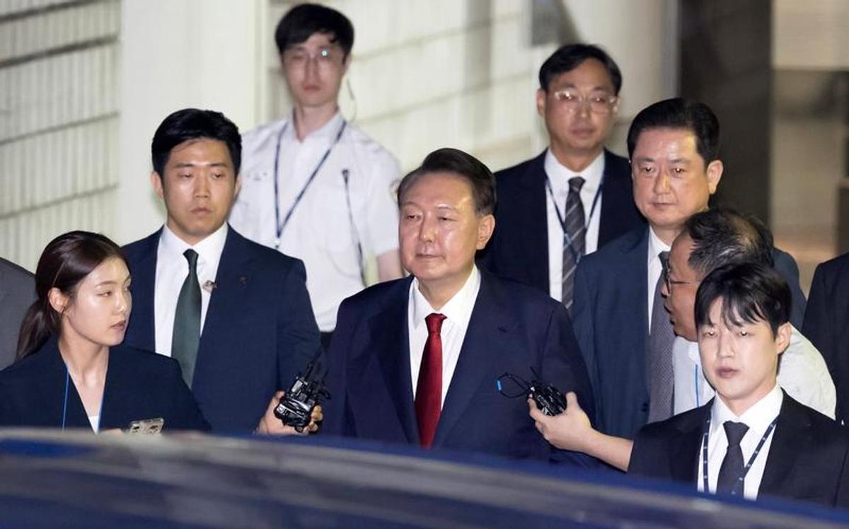 Expresidente Yoon en el centro de la imagen.