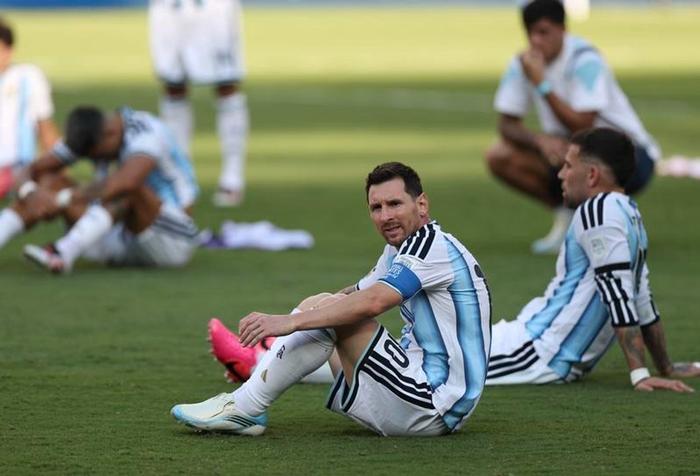 Messi deja entrever dudas sobre su futuro en el fútbol tras la muerte de su padre