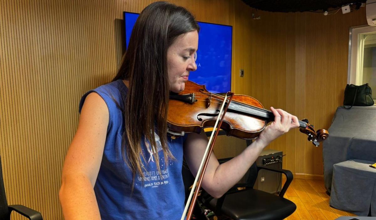 La prestigiosa violinista Lucía Luque, en el estudio de Cadena 3.