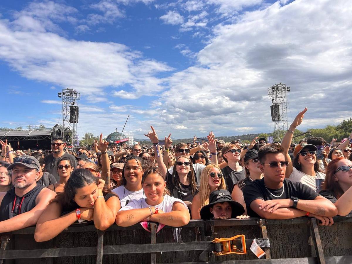 Una multitud vibra en el primer día del Cosquín Rock 2026. (Foto: Daniel Cáceres)