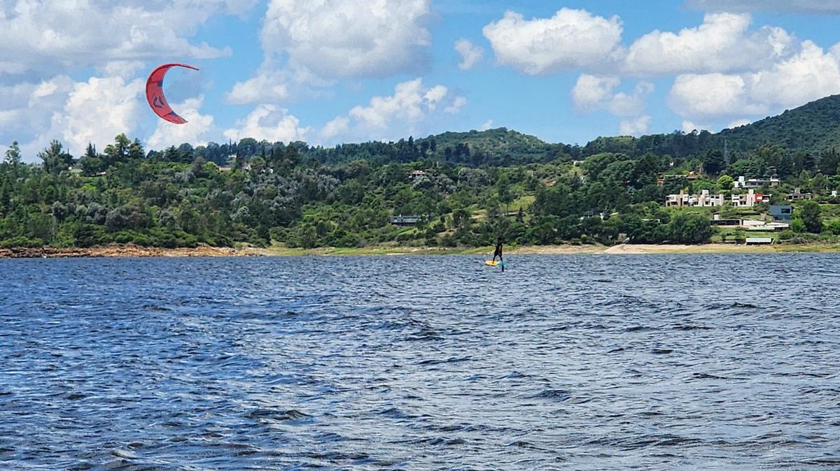 FOTO: Kitesurf en Potrero de Garay: pura adrenalina en un refugio natural en Córdoba