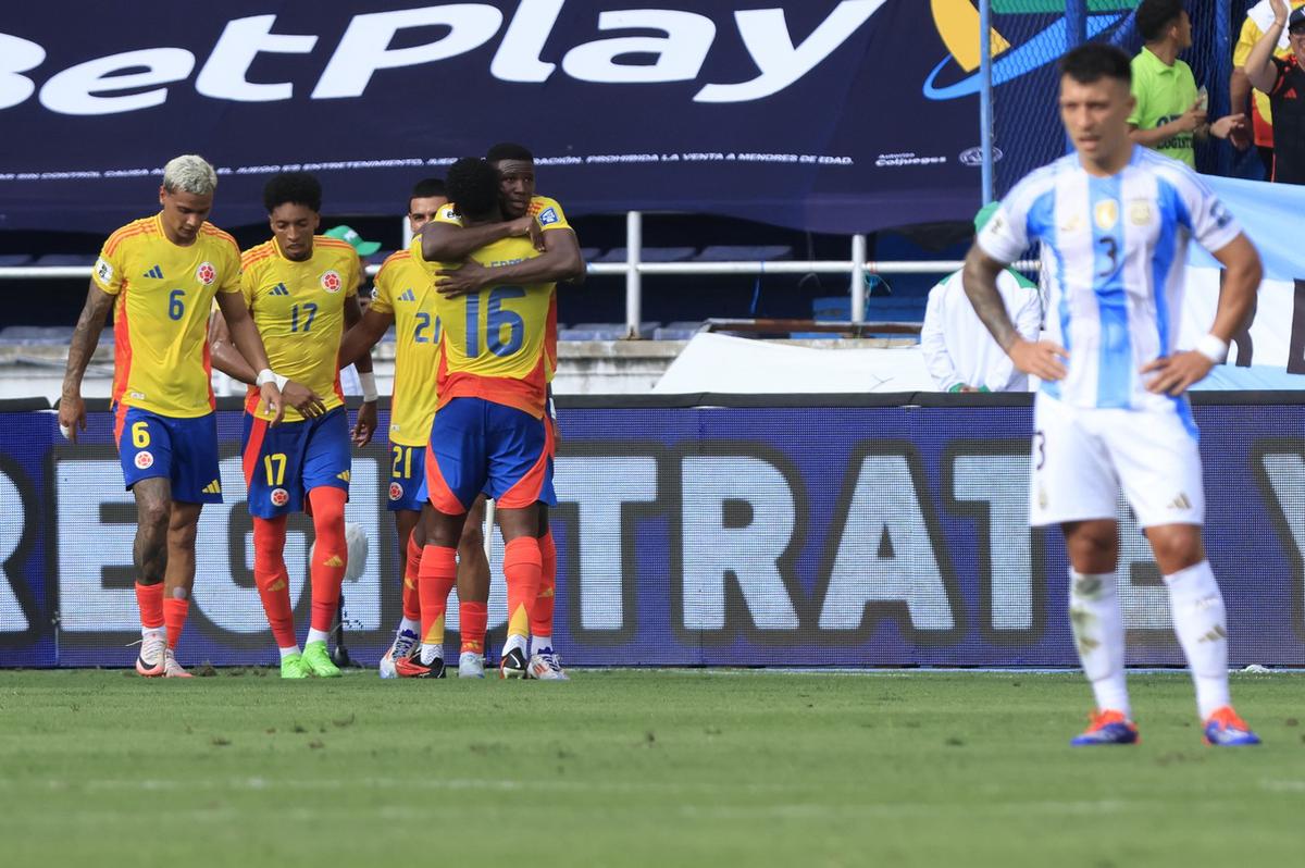 FOTO: Argentina cayó ante Colombia con un dudoso penal para los 