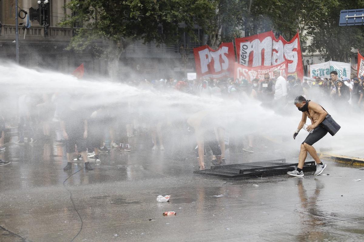 Tensión en las afueras del Congreso mientras se debate la reforma. (Foto: NA)