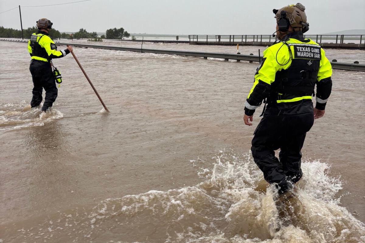 Fuertes lluvias siguen empapando el sur de Texas; reportan tornado en San Antonio