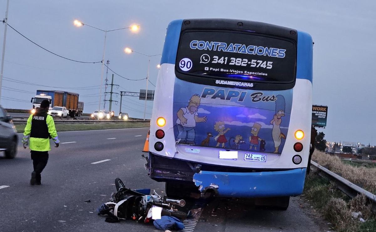 FOTO: La moto que chocó contra el colectivo en Circunvalación.