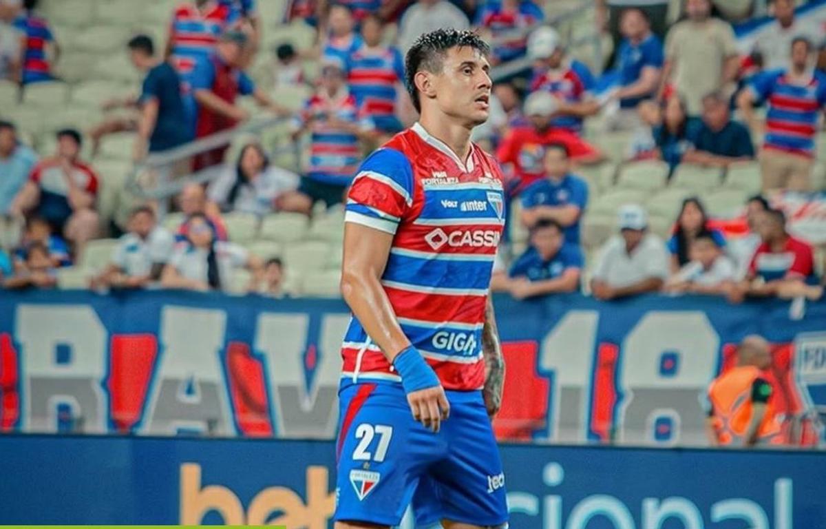 Adam Bareiro con la camiseta de Fortaleza de Brasil.