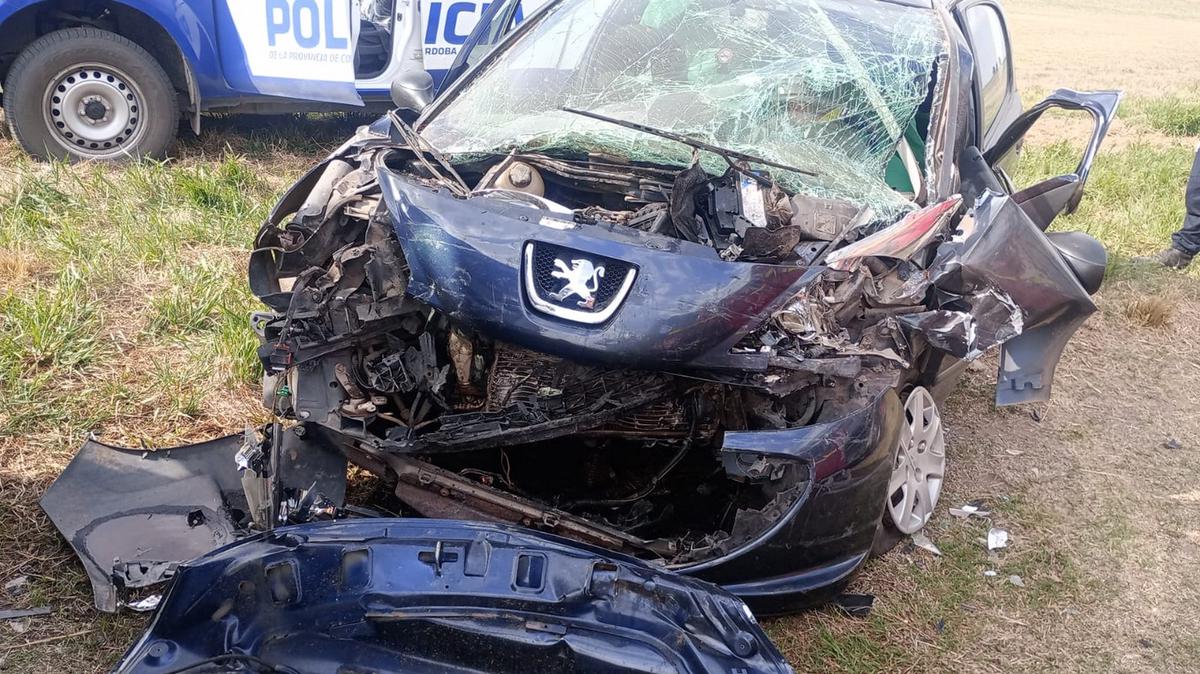 FOTO: Trágico accidente en Río Cuarto : murió una mujer y hay tres heridos graves