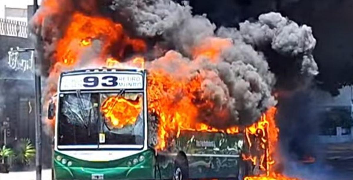 Se incendió un colectivo de la línea 93 en Saavedra: sin heridos