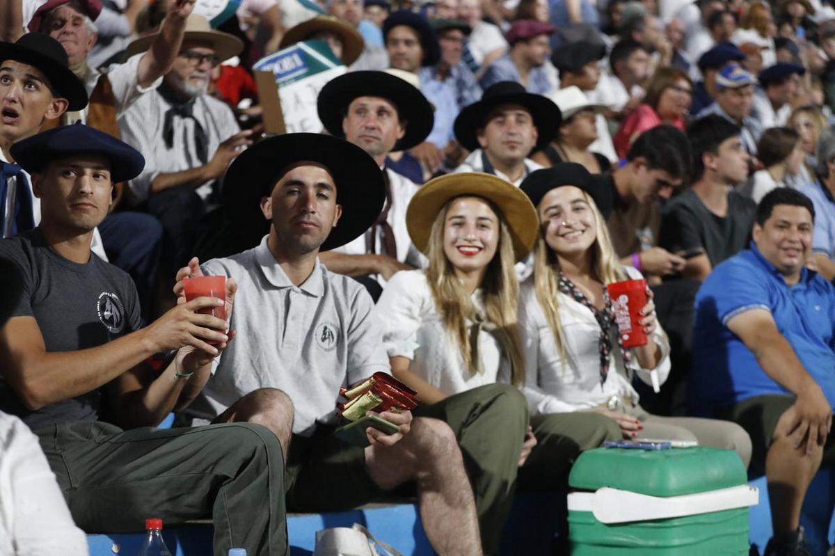FOTO: La gente disfruta de una nueva noche festivalera en las tribunas. 